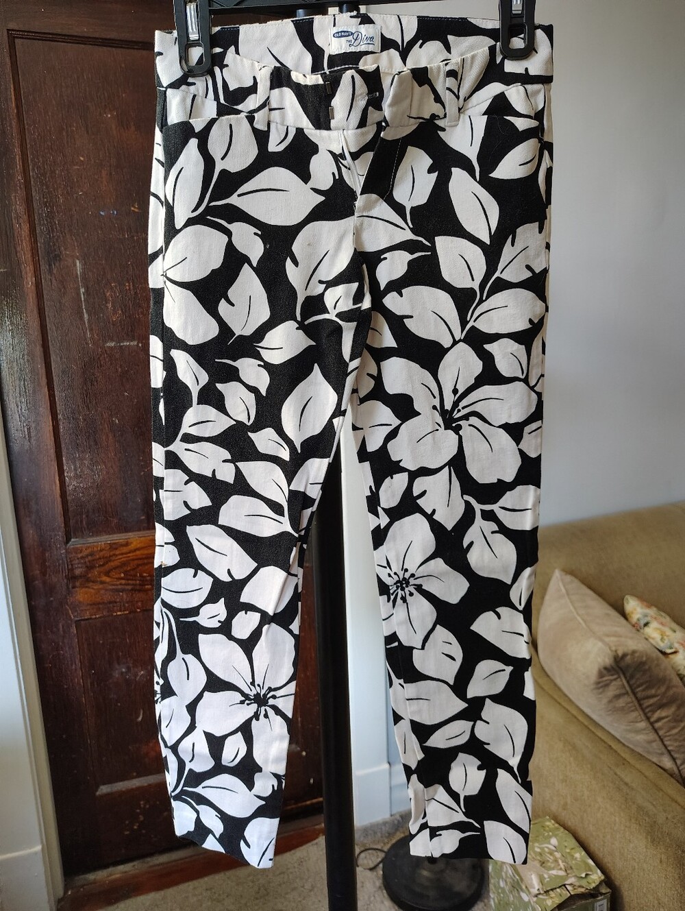 Women's Black & White Floral Capri Pants